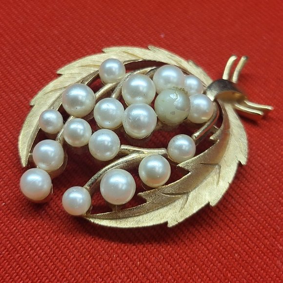 Vintage Trifari Gold Tone Faux Pearl Leaf Brooch Pin - Picture 8 of 10